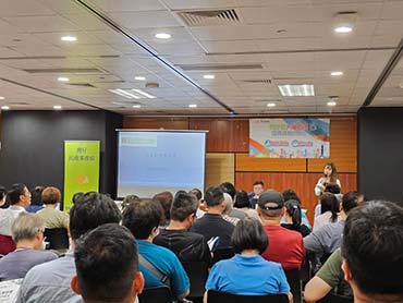 Representatives of the Hong Kong Institute of Housing, Buildings Department, Fire Services Department and HK Electric Company share various knowledge on building management.  1