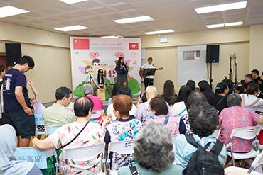 Approximate 100 youngsters and elderly in Ho Man Tin area participate in stage performance, fully demonstrating their talent and versatility.  1